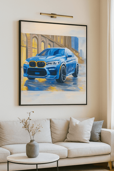 Tableau 'Élégance Urbaine – BMW Bleue sous la Pluie' accroché au mur d’un salon moderne, art automobile contemporain pour décoration masculine.