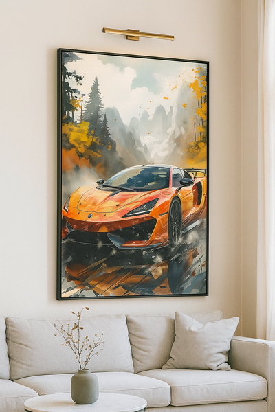 Tableau 'Vision Alpine – Impression artistique sur toile' accroché dans un salon moderne, mettant en scène une McLaren orange dans un paysage alpin. Art contemporain premium idéal pour une décoration murale de luxe.